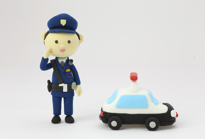 警察官とパトカー